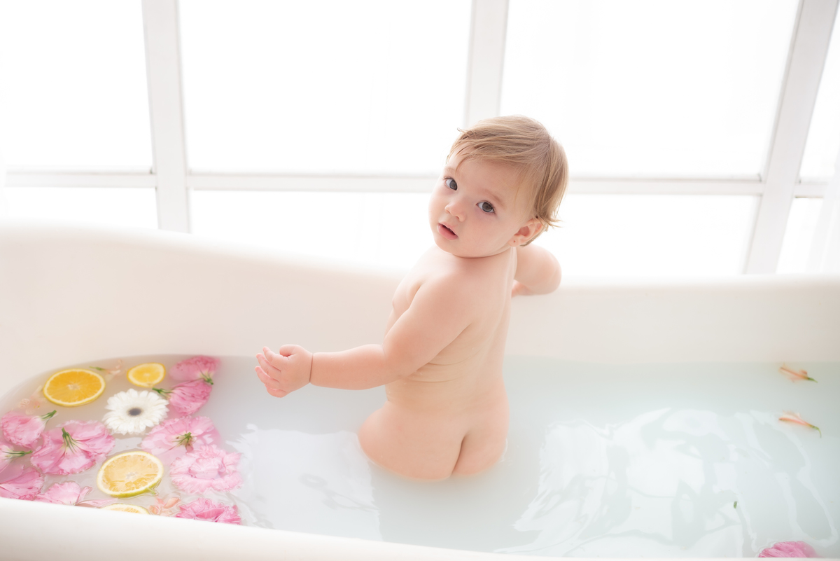 Ensaio na banheira  banho de leite bebê sessão SPA estúdio Photoboutique Histórias e Memórias  Limeira SP
fotógrafa Dammarys Dias