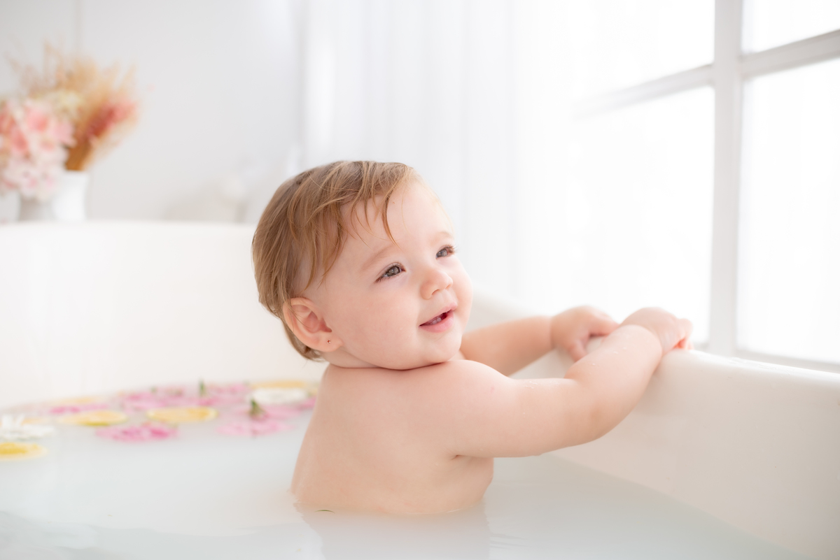 Ensaio na banheira  banho de leite bebê sessão SPA estúdio Photoboutique Histórias e Memórias  Limeira SP
fotógrafa Dammarys Dias