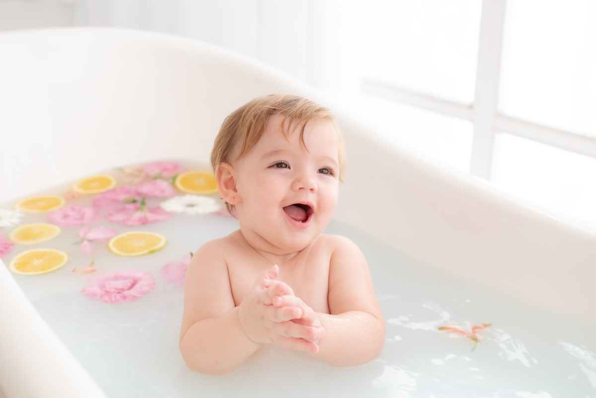 Ensaio na banheira  banho de leite bebê sessão SPA estúdio Photoboutique Histórias e Memórias  Limeira SP
fotógrafa Dammarys Dias