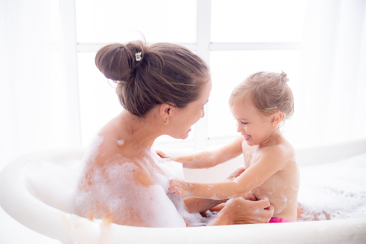 Ensaio na banheira mãe e filha sessão SPA estúdio Photoboutique Histórias e Memórias  Limeira SP
fotógrafa Dammarys Dias