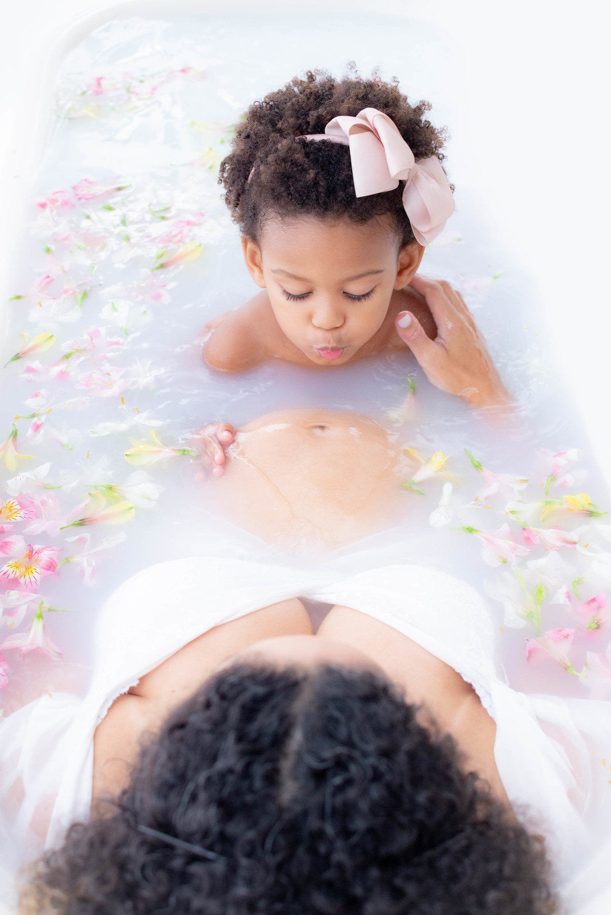 Banho de leite mãe e filha milkbath ensaio gestante na banheira estúdio fotográfico Limeira SP Photoboutique Histórias e Memórias Fotógrafa Dammarys