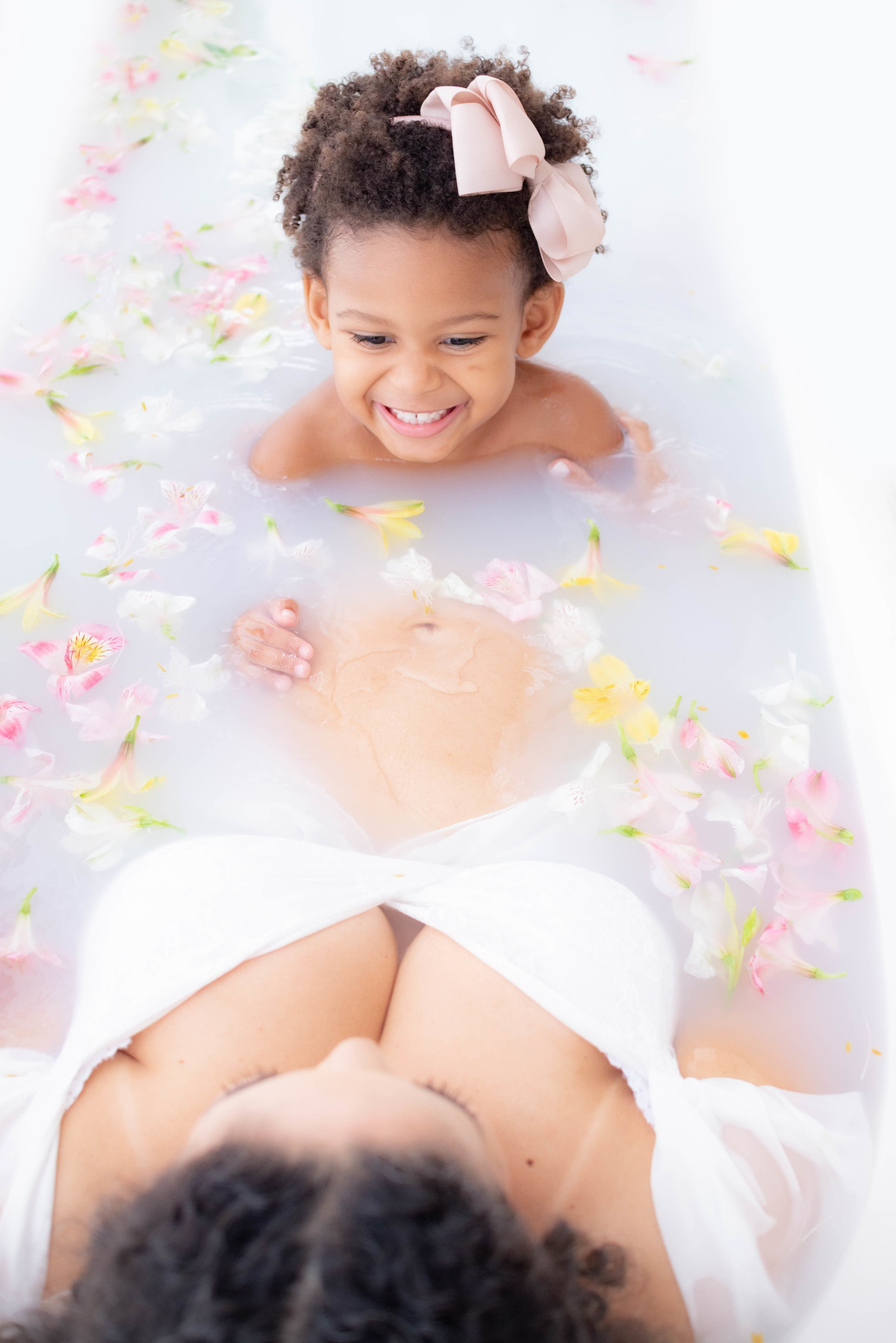 Banho de leite mãe e filha milkbath ensaio gestante na banheira estúdio fotográfico Limeira SP Photoboutique Histórias e Memórias Fotógrafa Dammarys