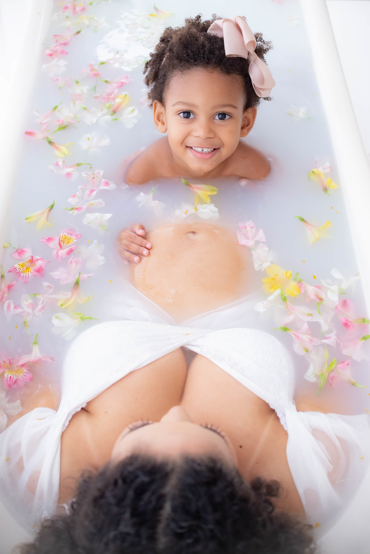 Banho de leite mãe e filha milkbath ensaio gestante na banheira estúdio fotográfico Limeira SP Photoboutique Histórias e Memórias Fotógrafa Dammarys