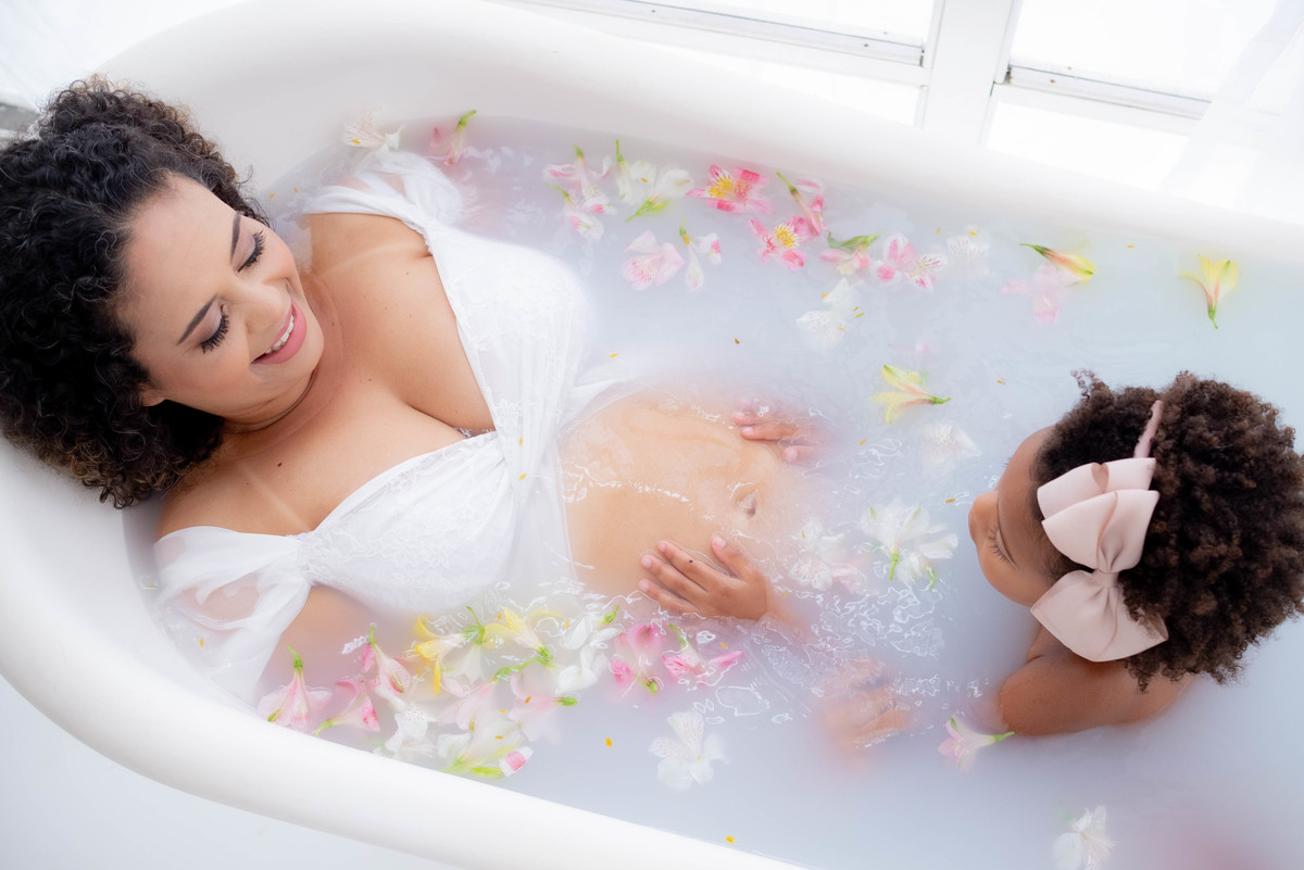 Banho de leite mãe e filhamilkbath ensaio gestante na banheira estúdio fotográfico Limeira SP Photoboutique Histórias e Memórias Fotógrafa Dammarys