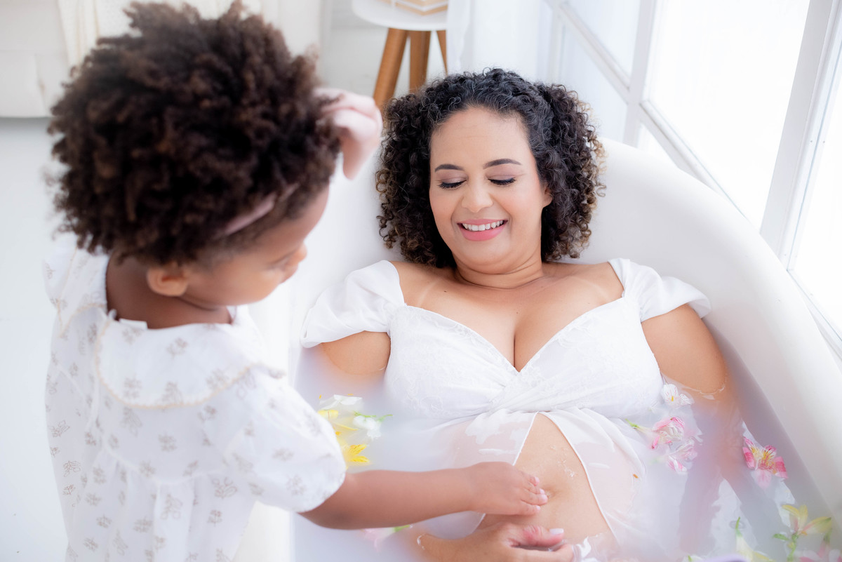 Banho de leite milkbath ensaio gestante na banheira estúdio fotográfico Limeira SP Photoboutique Histórias e Memórias Fotógrafa Dammarys