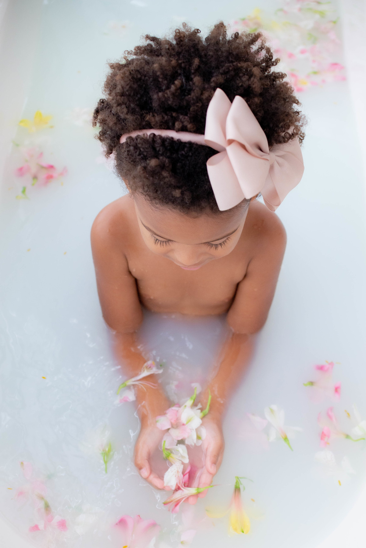 Banho de leite mãe e filha  milkbath ensaio gestante na banheira estúdio fotográfico Limeira SP Photoboutique Histórias e Memórias Fotógrafa Dammarys