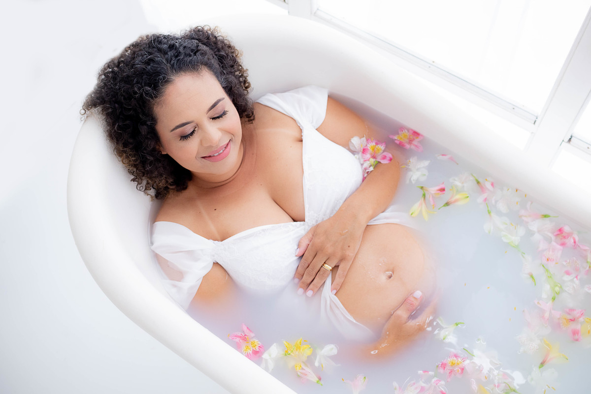 Banho de leite milkbath ensaio gestante na banheira estúdio fotográfico Limeira SP Photoboutique Histórias e Memórias Fotógrafa Dammarys