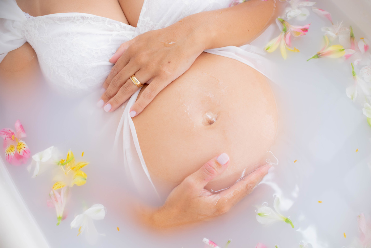 Banho de leite milkbath ensaio gestante na banheira estúdio fotográfico Limeira SP Photoboutique Histórias e Memórias Fotógrafa Dammarys