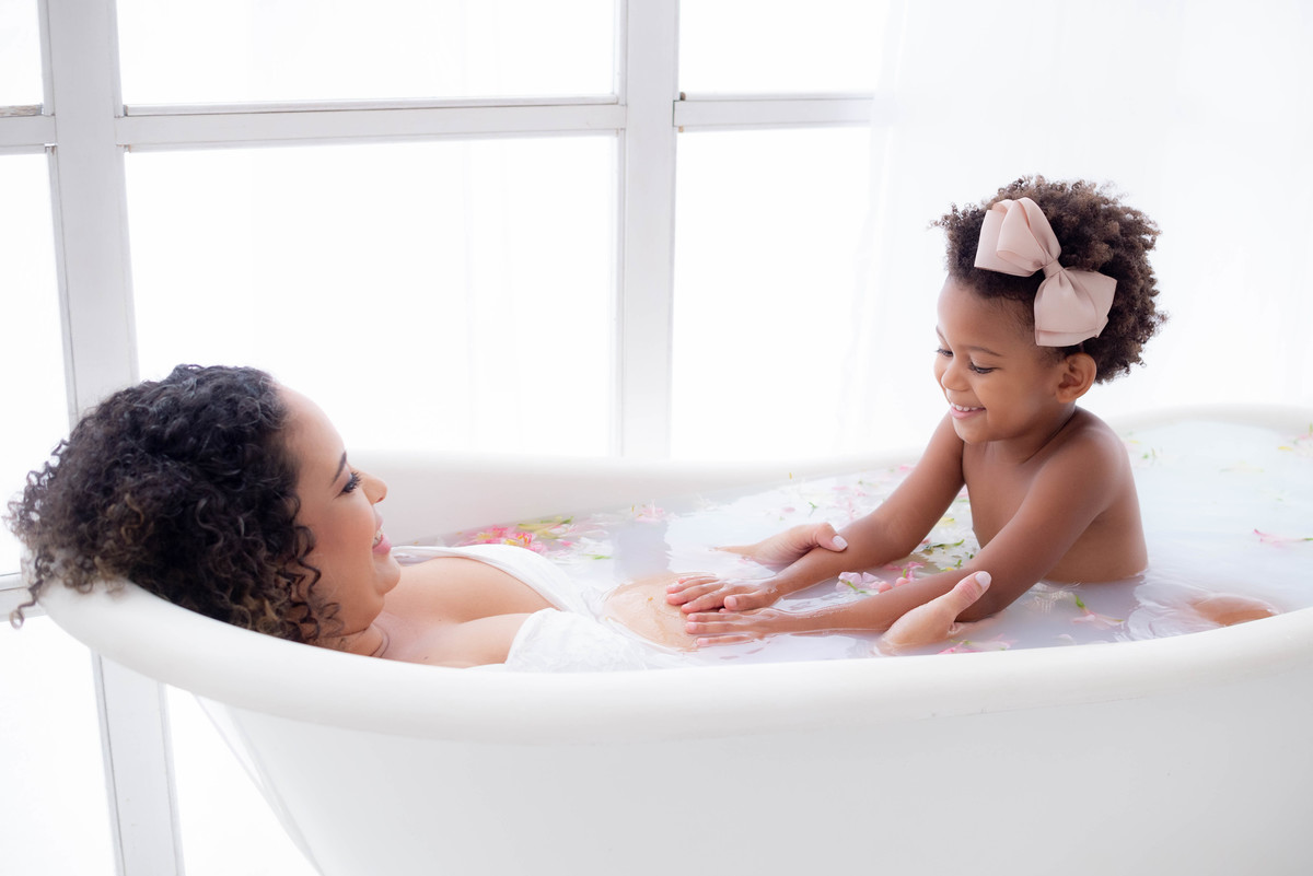 Banho de leite mãe e filha milkbath ensaio gestante na banheira estúdio fotográfico Limeira SP Photoboutique Histórias e Memórias Fotógrafa Dammarys