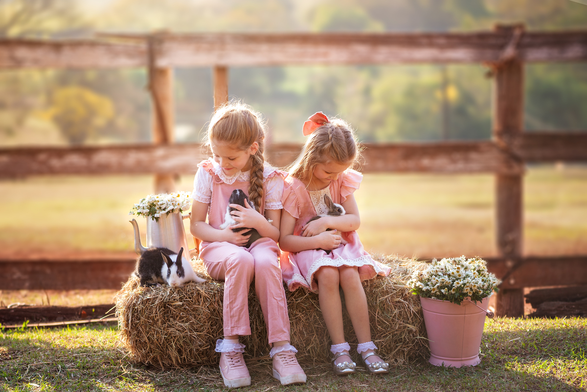 Criança com coelhos Ensaio Fineart fotos crianças na natureza fotografia artística foto na fazendinha Limeira Araras 