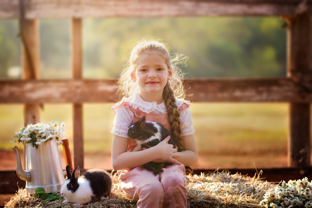 Criança com coelhos Ensaio Fineart fotos crianças na natureza fotografia artística foto na fazendinha Limeira Araras 