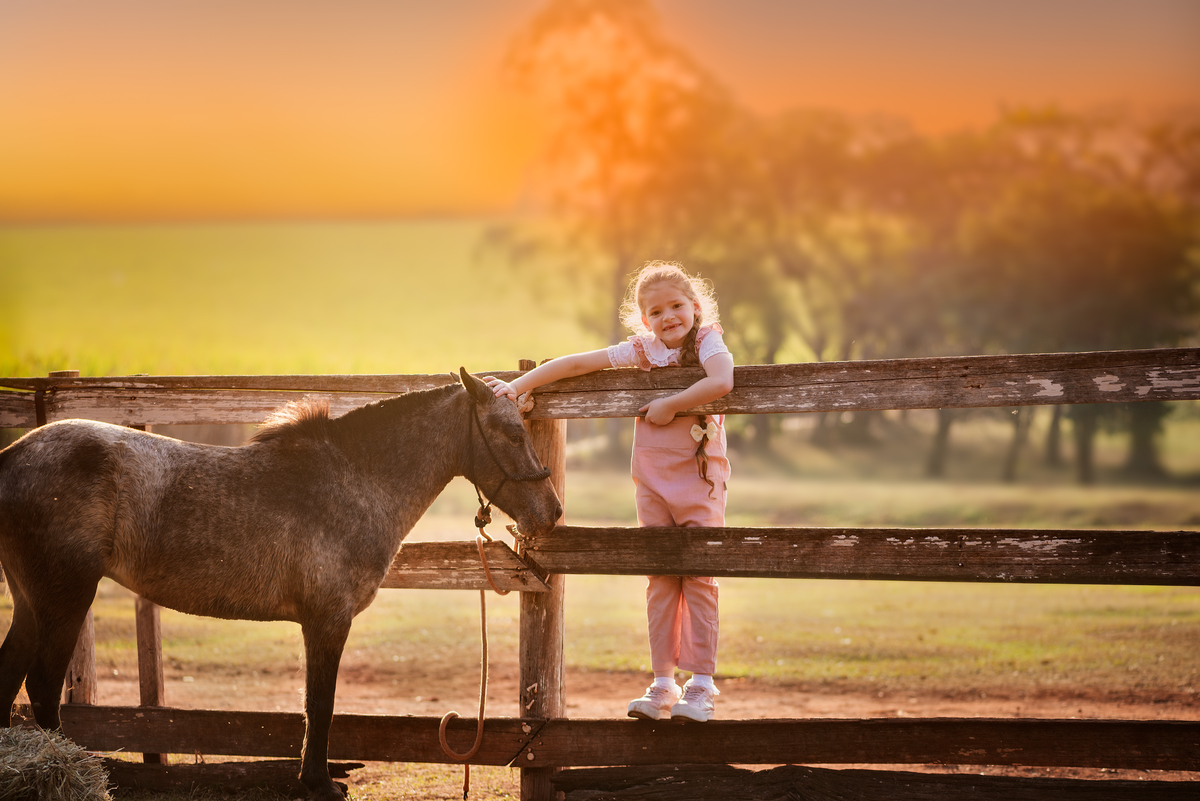 Criança com cavalos Ensaio Fineart fotos crianças na natureza fotografia artística foto na fazendinha Limeira Araras