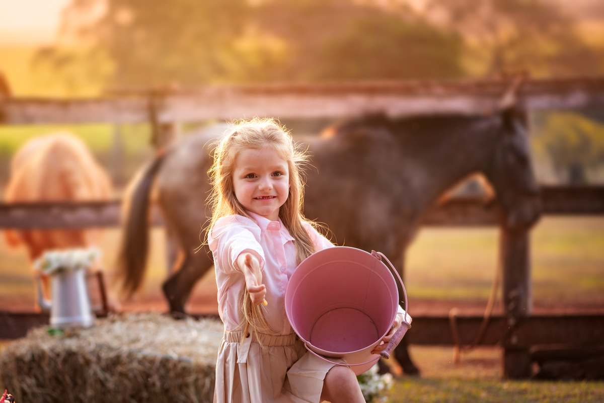 Criança com cavalos Ensaio Fineart fotos crianças na natureza fotografia artística foto na fazendinha Limeira Araras