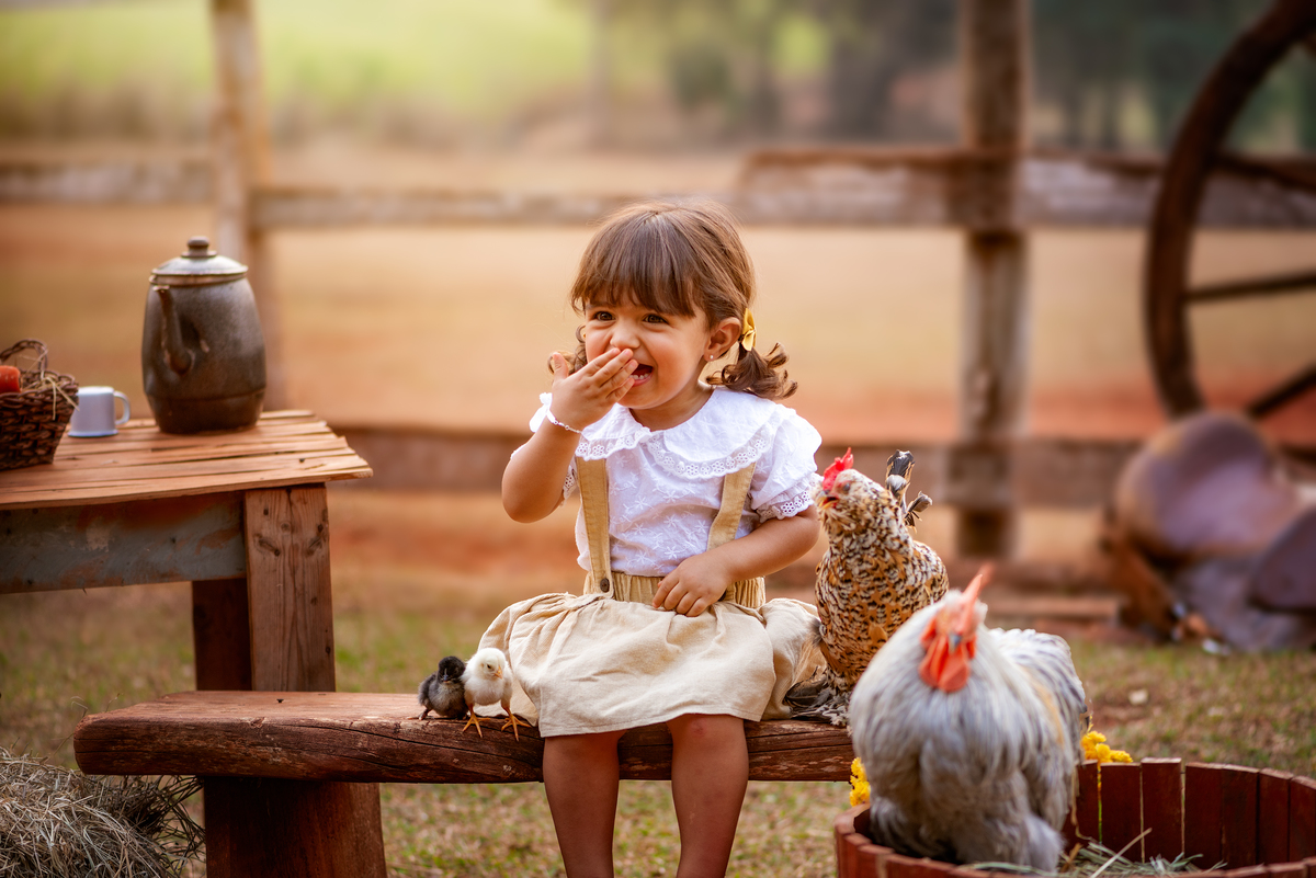 Ensaio Fineart fotos crianças na natureza fotografia artística foto na fazendinha Limeira Araras 
criança com galinha