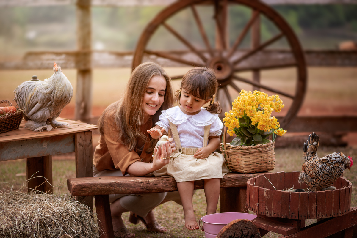 Ensaio Fineart fotos crianças na natureza fotografia artística foto na fazendinha Limeira Araras 
criança com pintinho