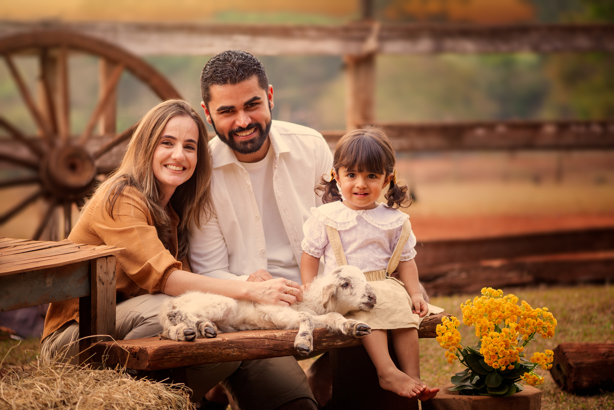 Ensaio Fineart fotos crianças na natureza fotografia artística foto na fazendinha Limeira Araras 
criança com ovelha