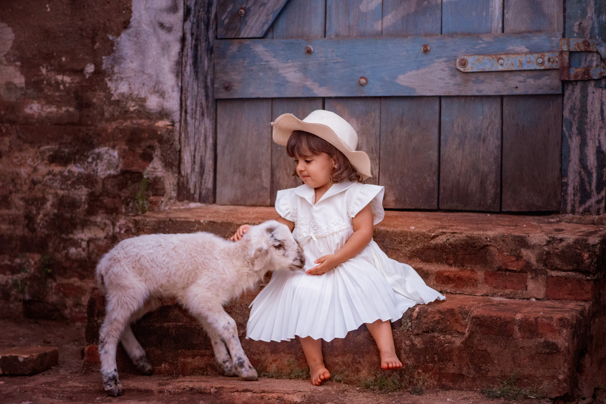 Ensaio Fineart fotos crianças na natureza fotografia artística foto na fazendinha Limeira Araras 
criança com ovelha