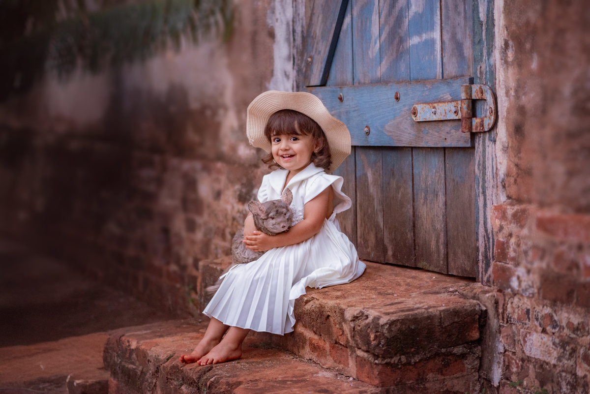 Ensaio Fineart fotos crianças na natureza fotografia artística foto na fazendinha Limeira Araras 
criança com  chinchila