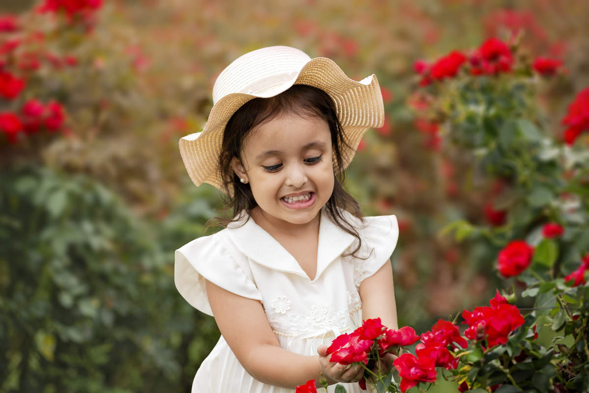 Ensaio Fineart fotos crianças na natureza fotografia artística no campo de flores Holambra