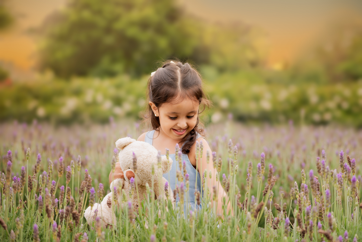 Ensaio Fineart fotos crianças na natureza fotografia artística no campo de flores Holambra