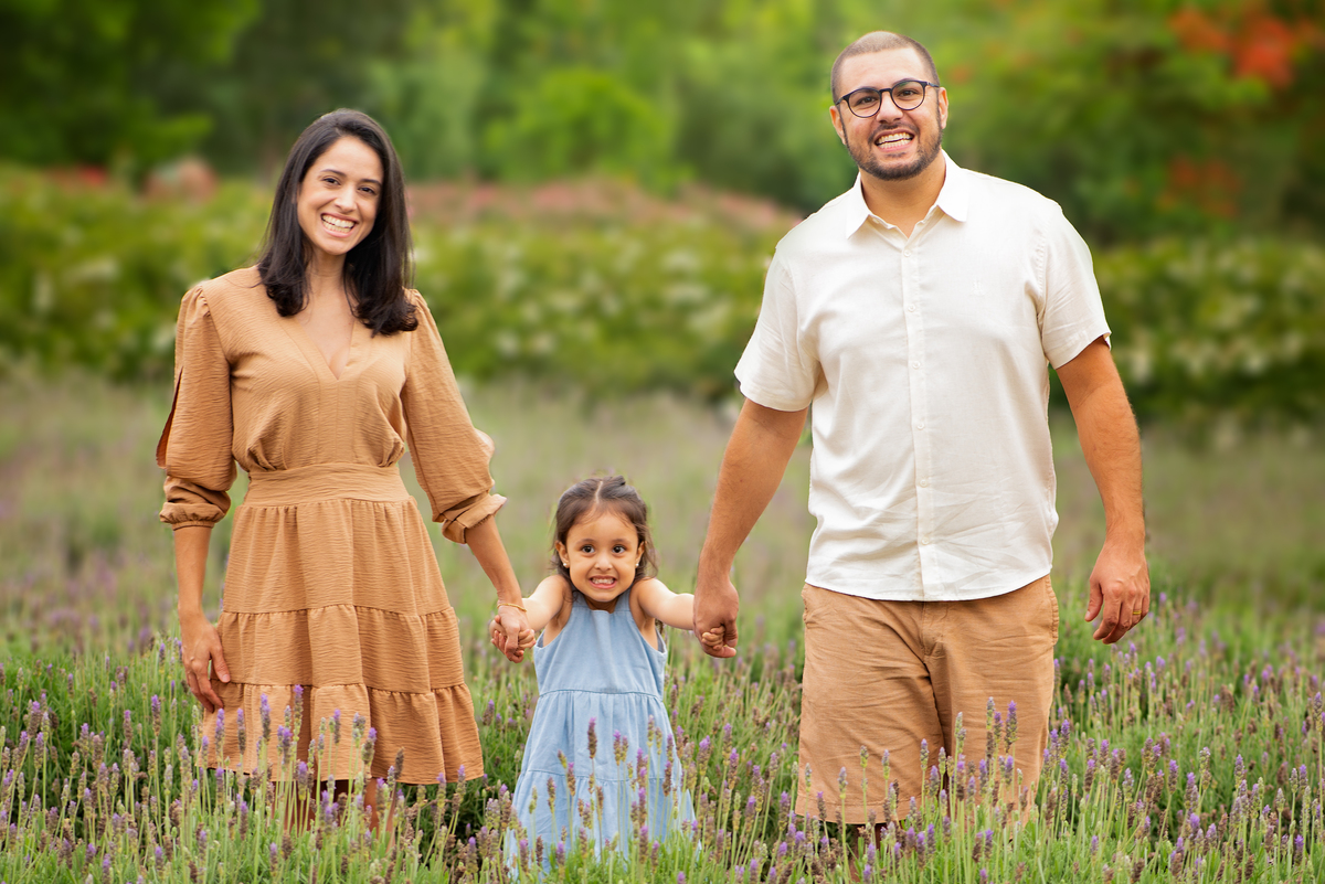 Ensaio Fineart fotos crianças na natureza fotografia artística no campo de flores Holambra