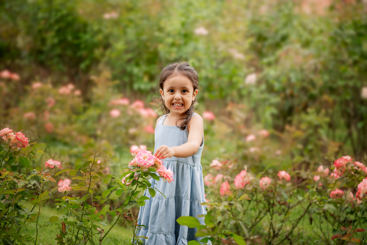 Ensaio Fineart fotos crianças na natureza fotografia artística no campo de flores Holambra