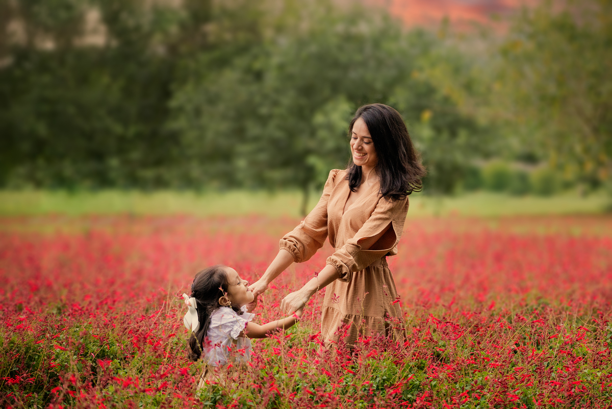 Ensaio Fineart fotos crianças na natureza fotografia artística no campo de flores Holambra