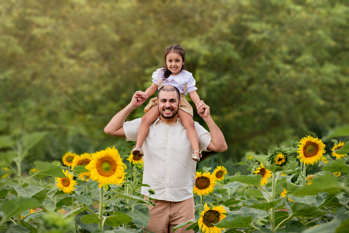 Ensaio Fineart fotos crianças na natureza fotografia artística no campo de flores Holambra