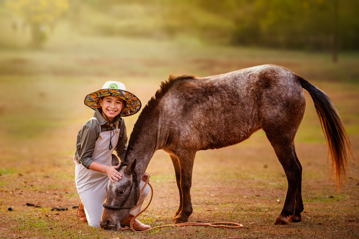 Ensaio Fineart fotos crianças na natureza fotografia artística foto na fazendinha Limeira Araras 
criança com cavalo