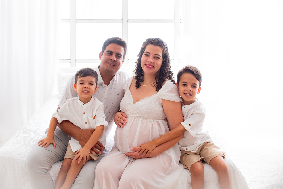 Ensaio gestante em Limeira
estúdio clean cenário branco foto minimalista fotógrafa Dammarys Dias Photoboutique Histórias e Memórias