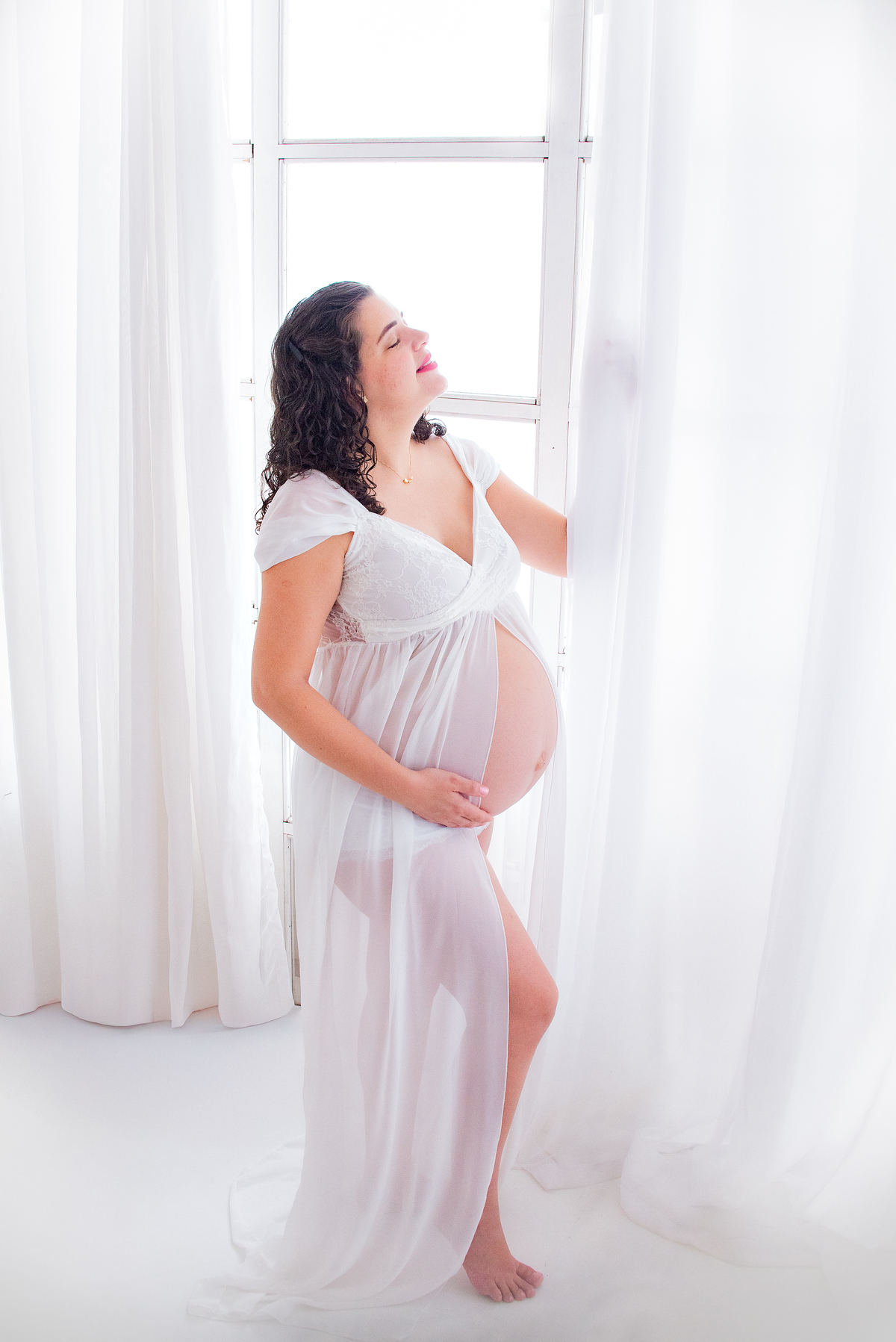 Ensaio gestante em Limeira
estúdio clean cenário branco foto minimalista fotógrafa Dammarys Dias Photoboutique Histórias e Memórias