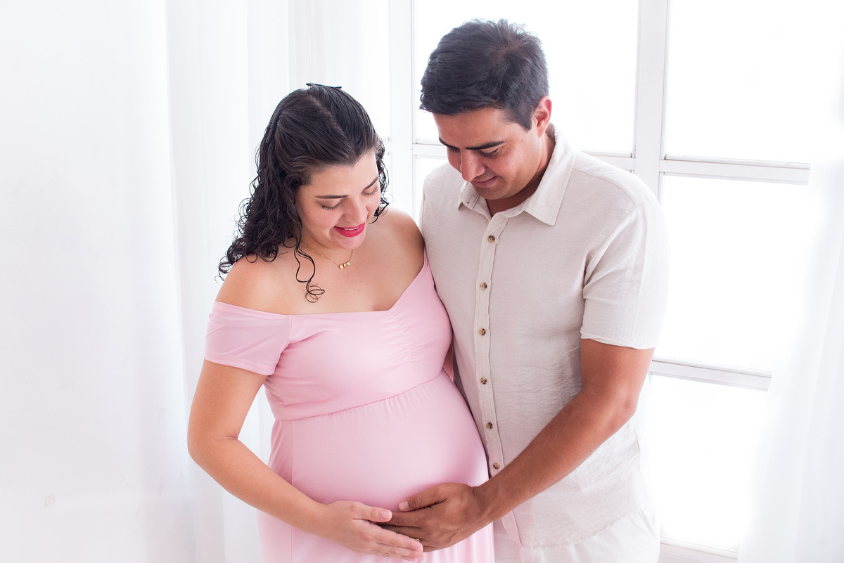 Ensaio gestante em Limeira
estúdio clean cenário branco foto minimalista fotógrafa Dammarys Dias Photoboutique Histórias e Memórias