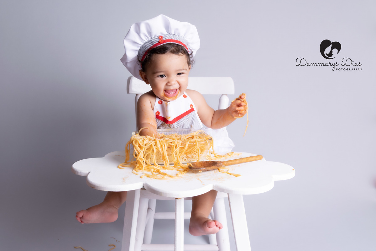 bebê comendo macarronada estúdio Dammarys dias fotografias Limeira SP