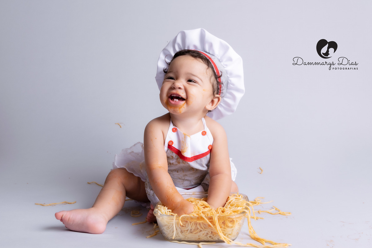 bebê comendo macarronada estúdio Dammarys dias fotografias Limeira SP