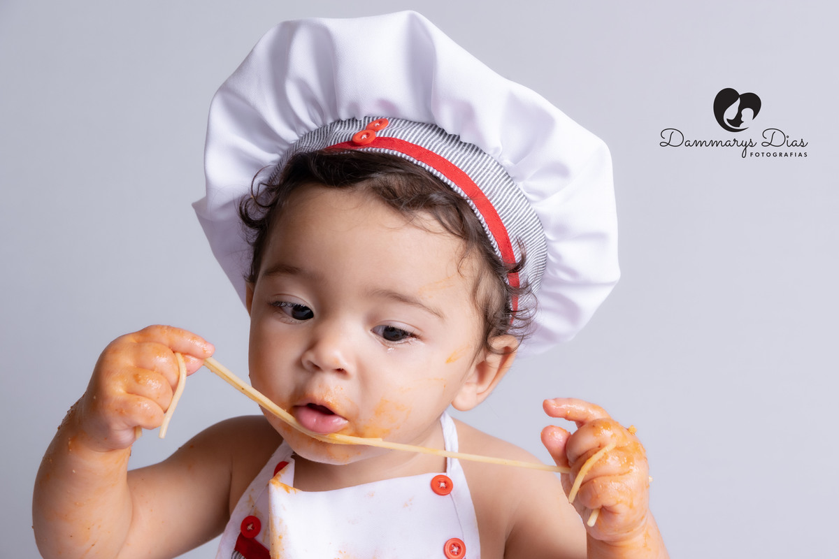 bebê comendo macarronada estúdio Dammarys dias fotografias Limeira SP