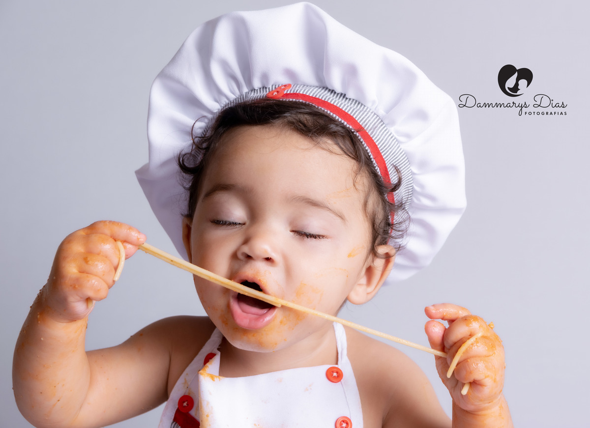 bebê comendo macarronada estúdio Dammarys dias fotografias Limeira SP