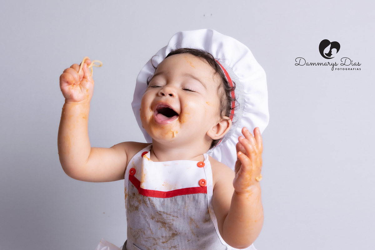 bebê comendo macarronada estúdio Dammarys dias fotografias Limeira SP