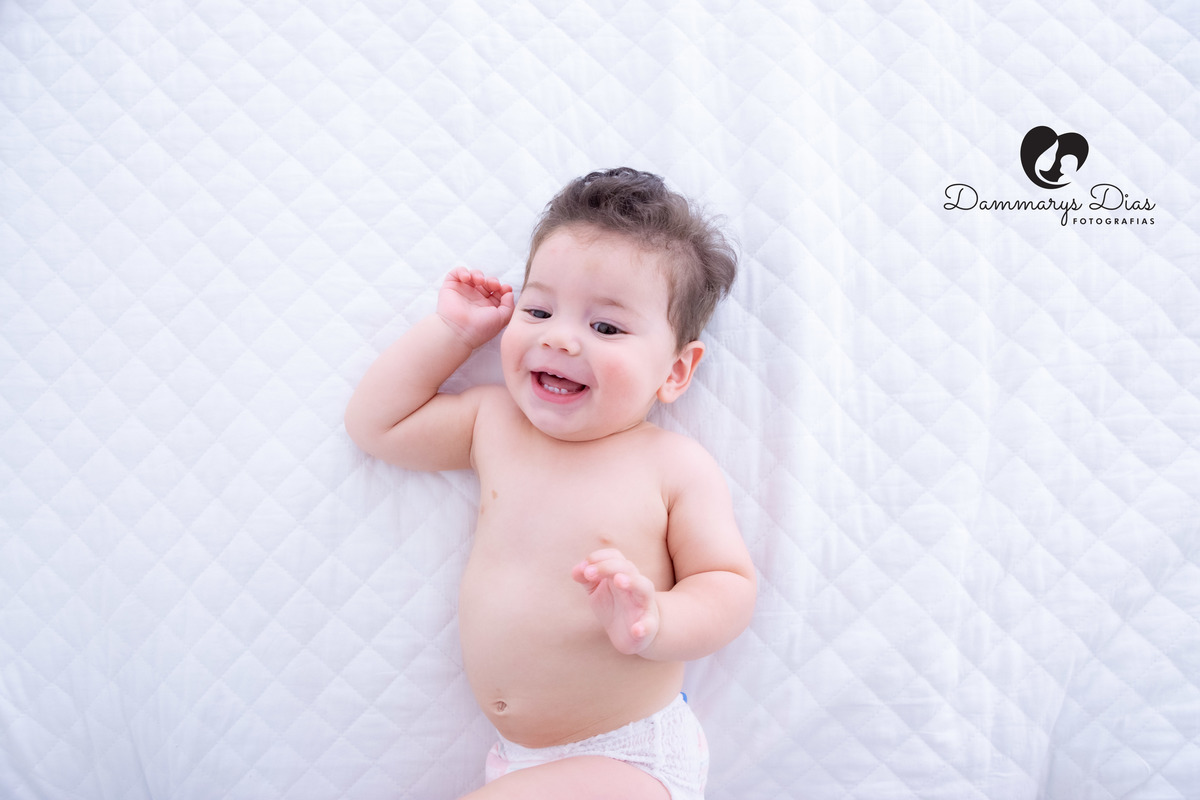 ensaio bebe pelado na cama estúdio Dammarys Dias Fotografias Limeira SP