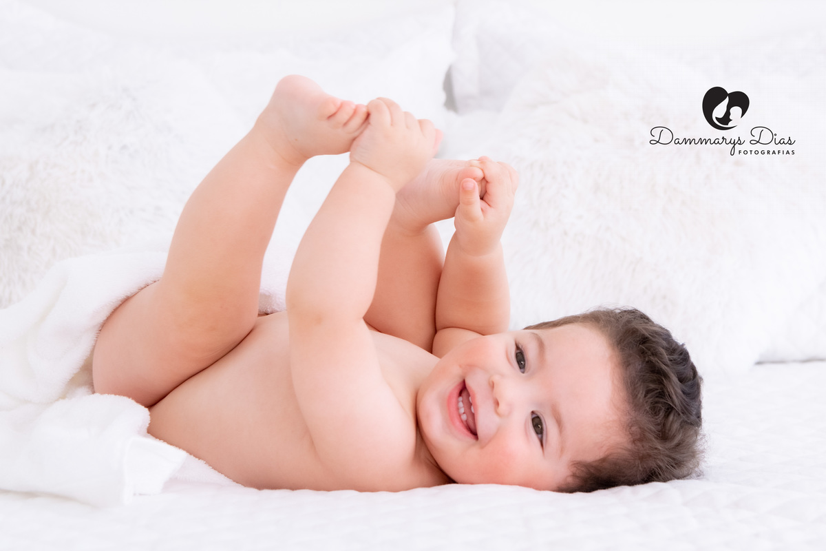 ensaio bebe pelado na cama estúdio Dammarys Dias Fotografias Limeira SP