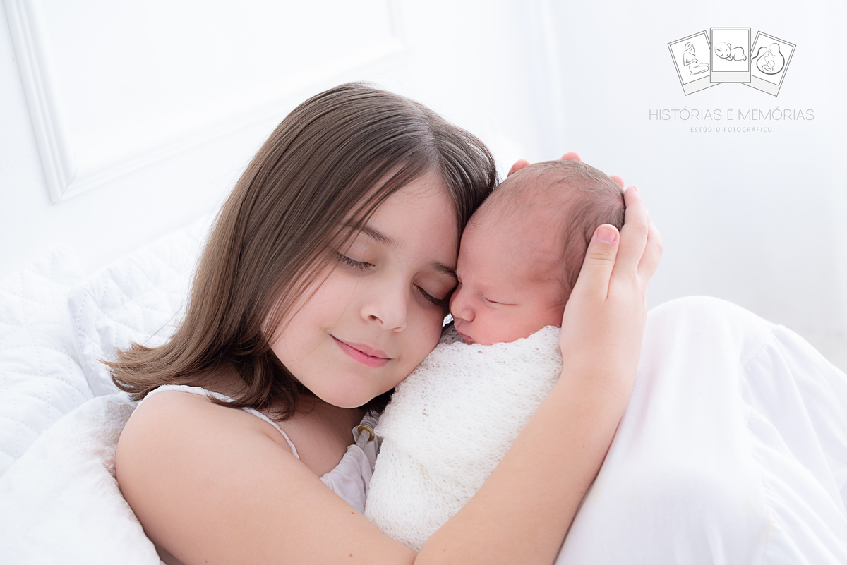 Ensaio newborn clean LImeira SP estúdio Histórias e Memórias Menina com irmão