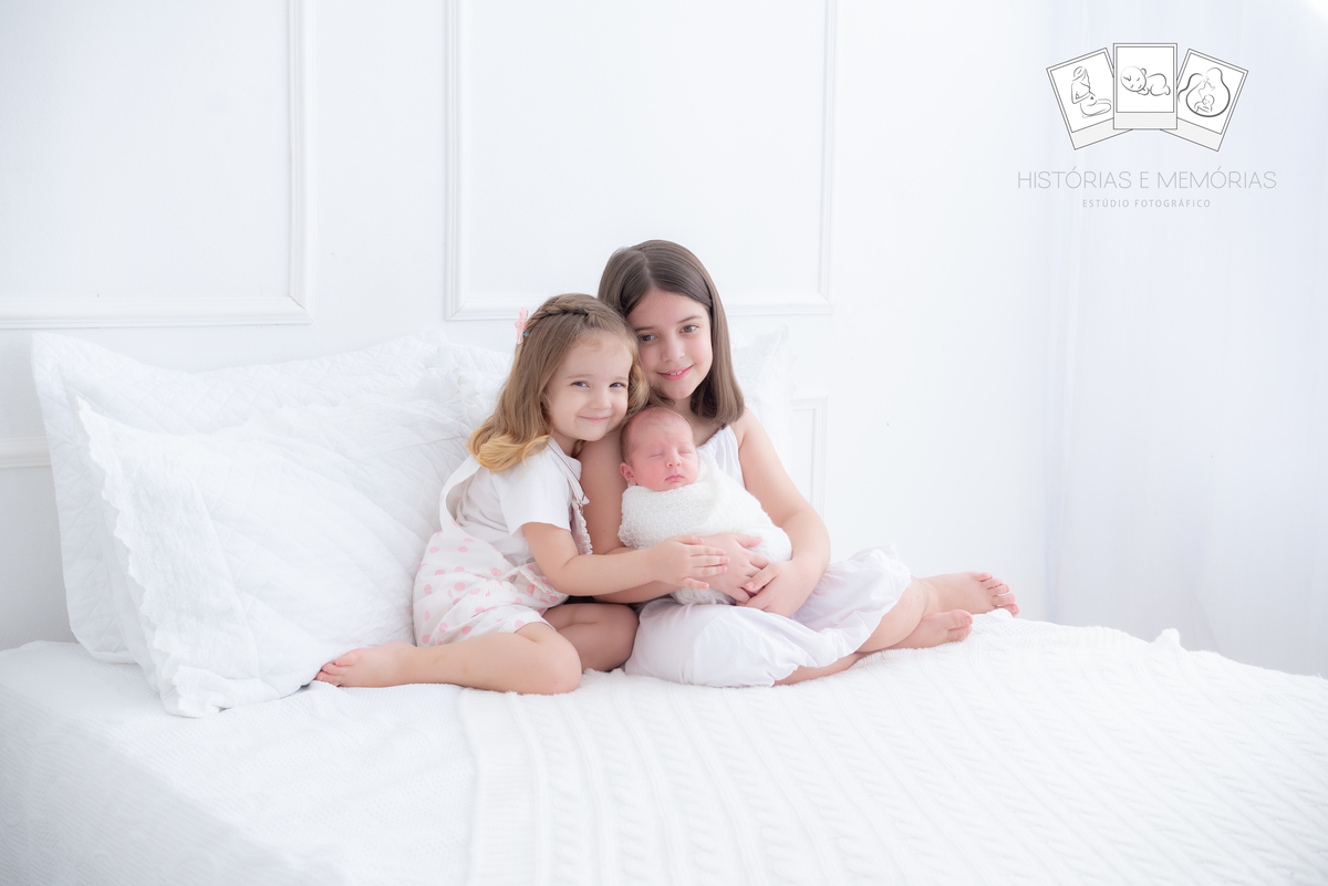 Ensaio newborn clean LImeira SP estúdio Histórias e Memórias Menina com irmão