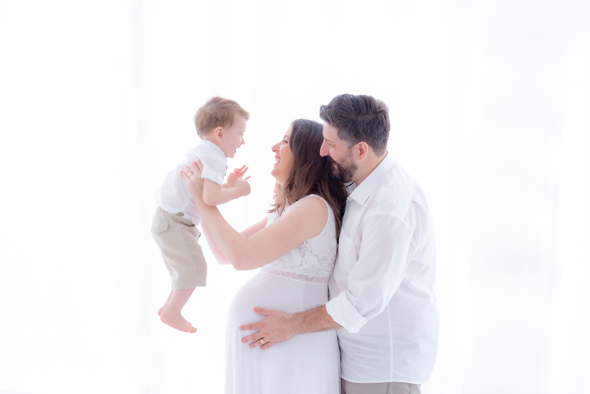 Ensaio Gestante pose com filhos clean minimalista estúdio Histórias e Memórias Limeira SP 