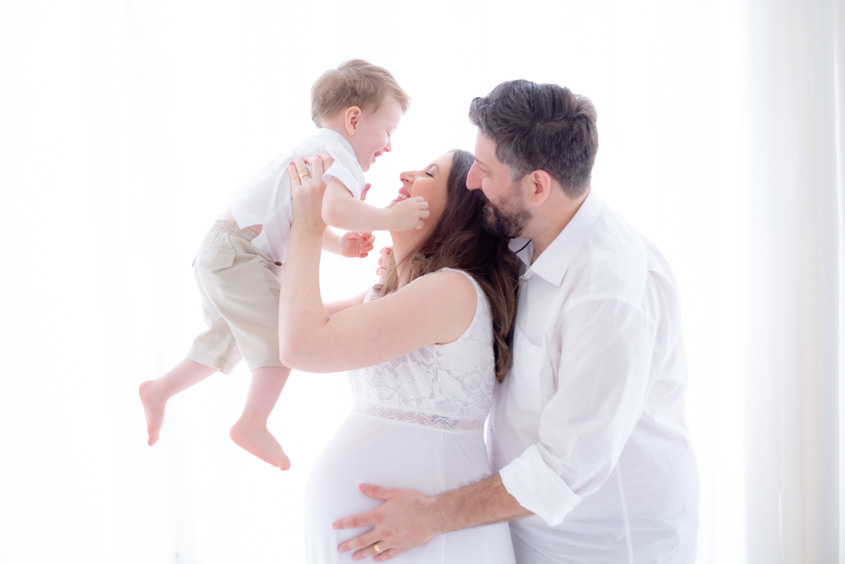 Ensaio Gestante em família  clean minimalista estúdio Histórias e Memórias Limeira SP 