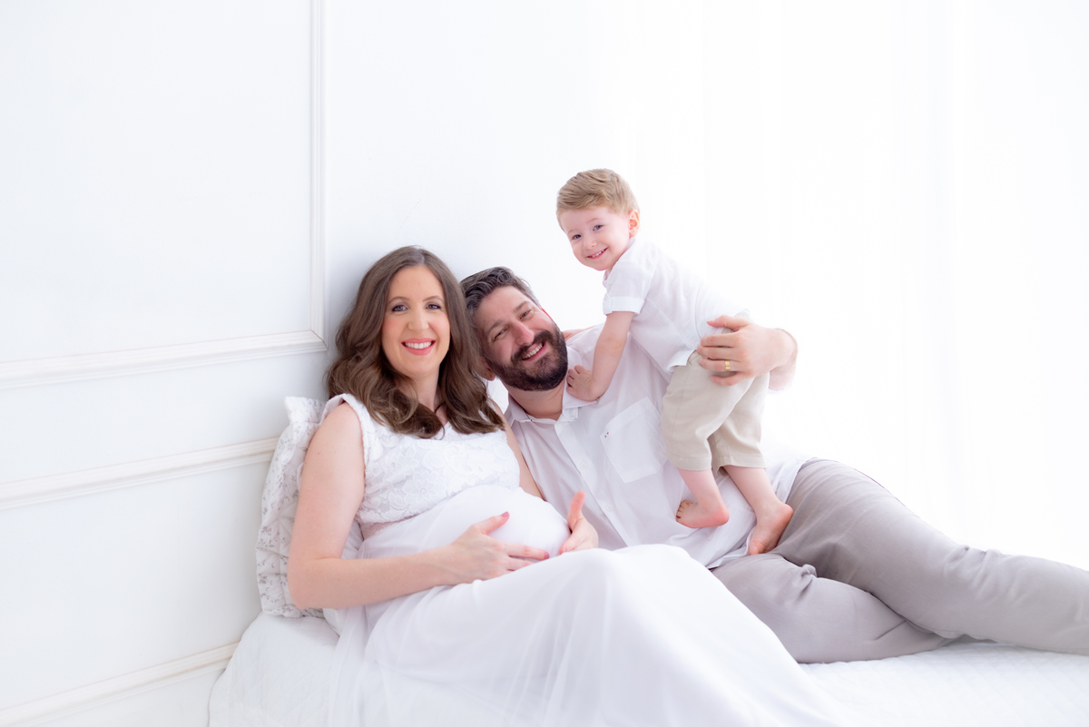 Ensaio Gestante em família clean minimalista estúdio Histórias e Memórias Limeira SP 