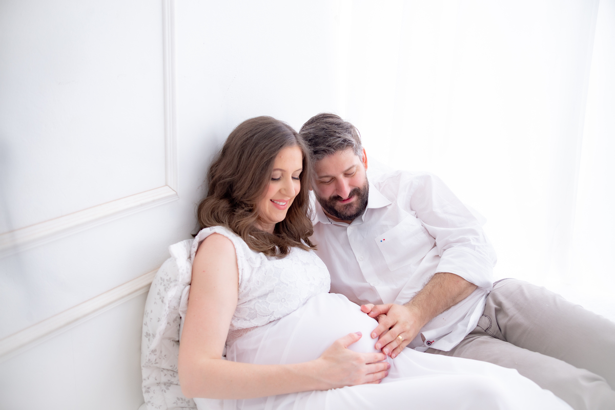 Ensaio Gestante com o marido  clean minimalista estúdio Histórias e Memórias Limeira SP 