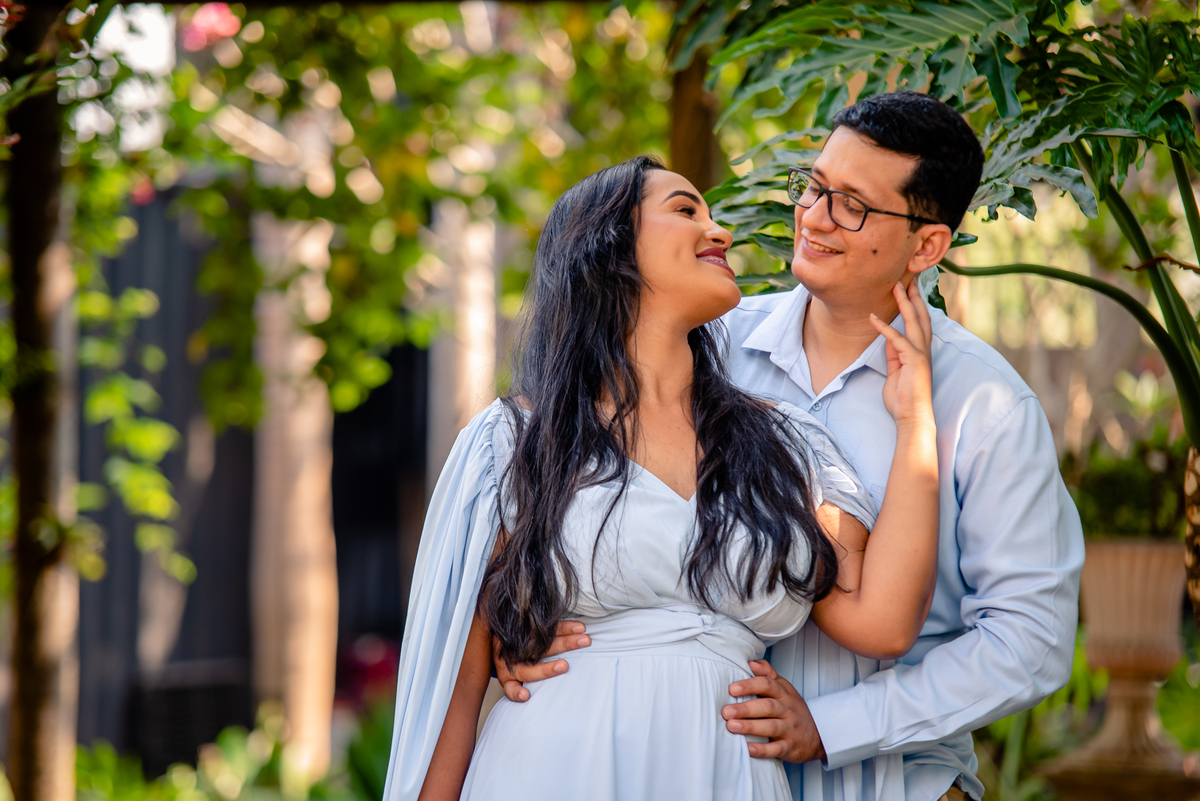 Ensaio de casal pré-wedding de Janaira & Vinicius no Viveiro Claudio Paisagista em Rondonópolis, pelo fotografo Sergio Simões 