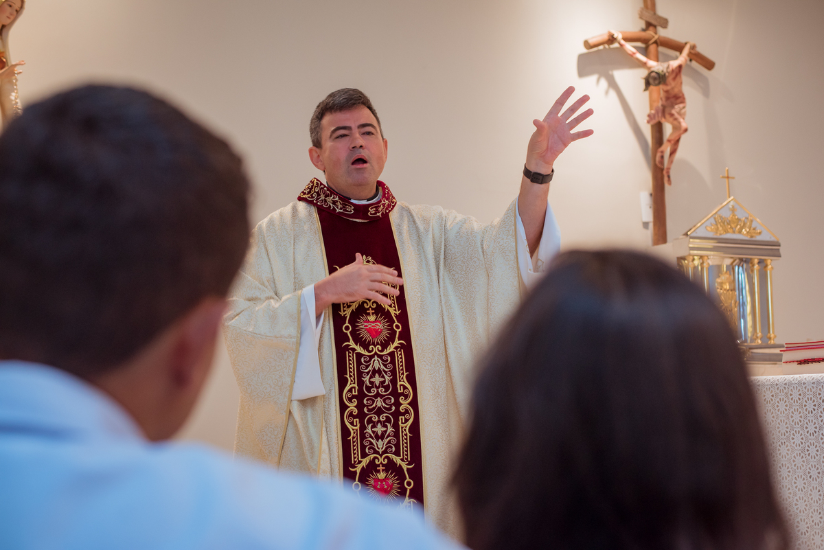 Fotografia capturada por Sergio Simões, fotógrafo de Rondonópolis, durante o batizado de João Lucas, realizado em um sábado de manhã na Capela Nossa Senhora Aparecida, destacando a beleza e a emoção da fotografia de família.
