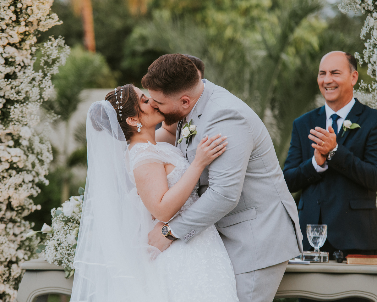 primeiro beijo dos noivos