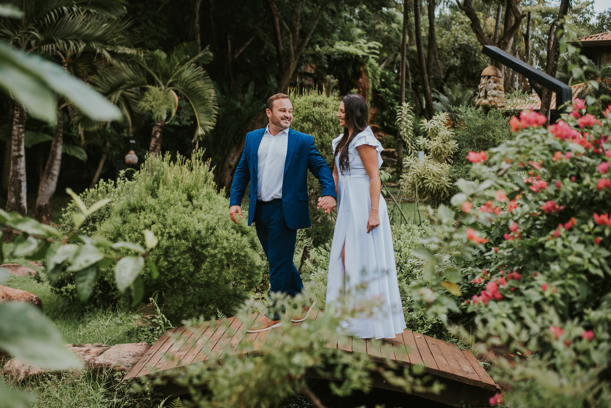 casal no ensaio pre wedding no spa pobore, fotos que antecedem o casamento, com o fotografo sergio simoes de rondonopolis