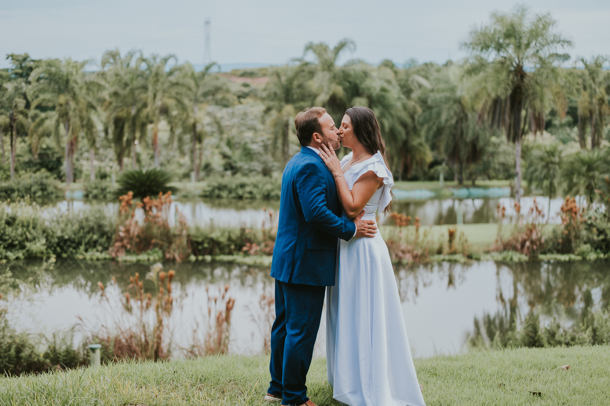 casal no ensaio pre wedding no spa pobore, fotos que antecedem o casamento, com o fotografo sergio simoes de rondonopolis